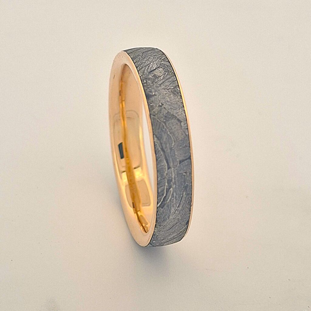 Alliance en météorite, intérieur et bord Or Jaune 750/1000