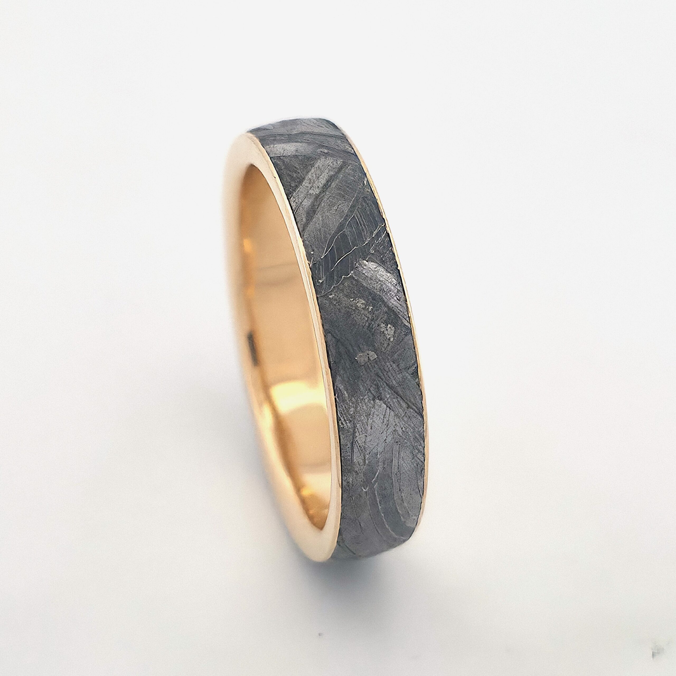 Alliance en météorite, intérieur et bord Or Jaune 750/1000