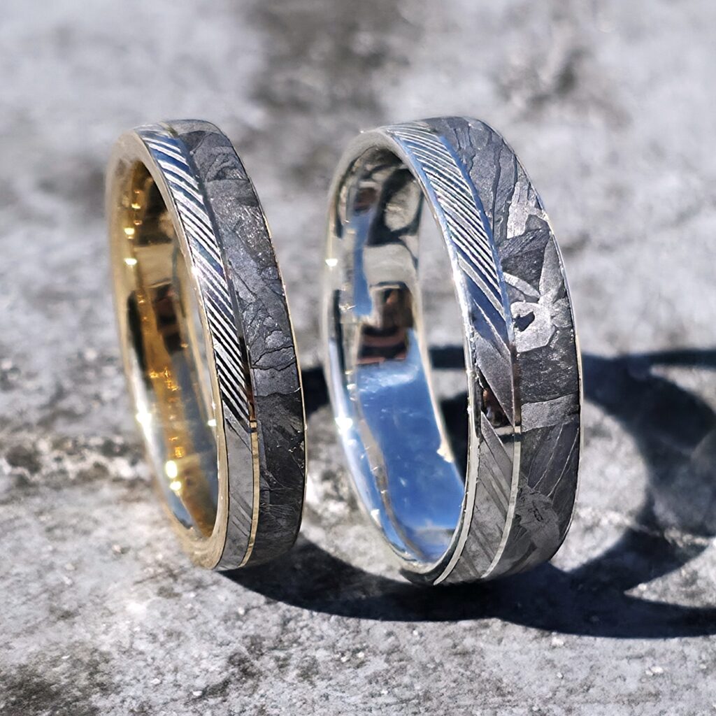 Alliance en météorite et damas, intérieur bords et séparation en Or Jaune