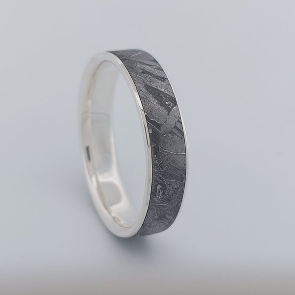 Bague en météorite, intérieur et bords en argent 925/1000. – Image 2