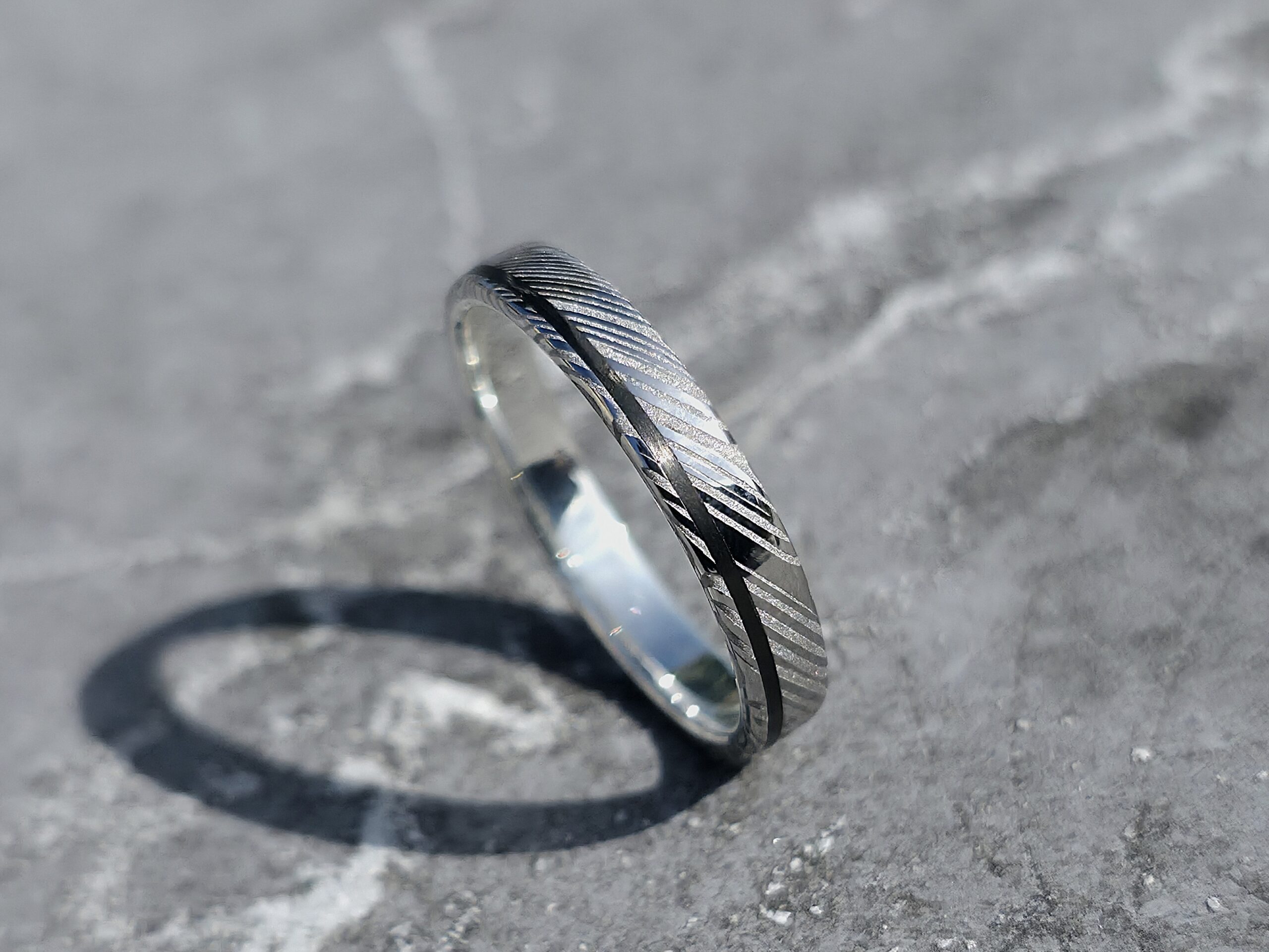 Alliance/ bague en acier de damas intérieur en argent et Fil en fibre de carbone 4 mm de large