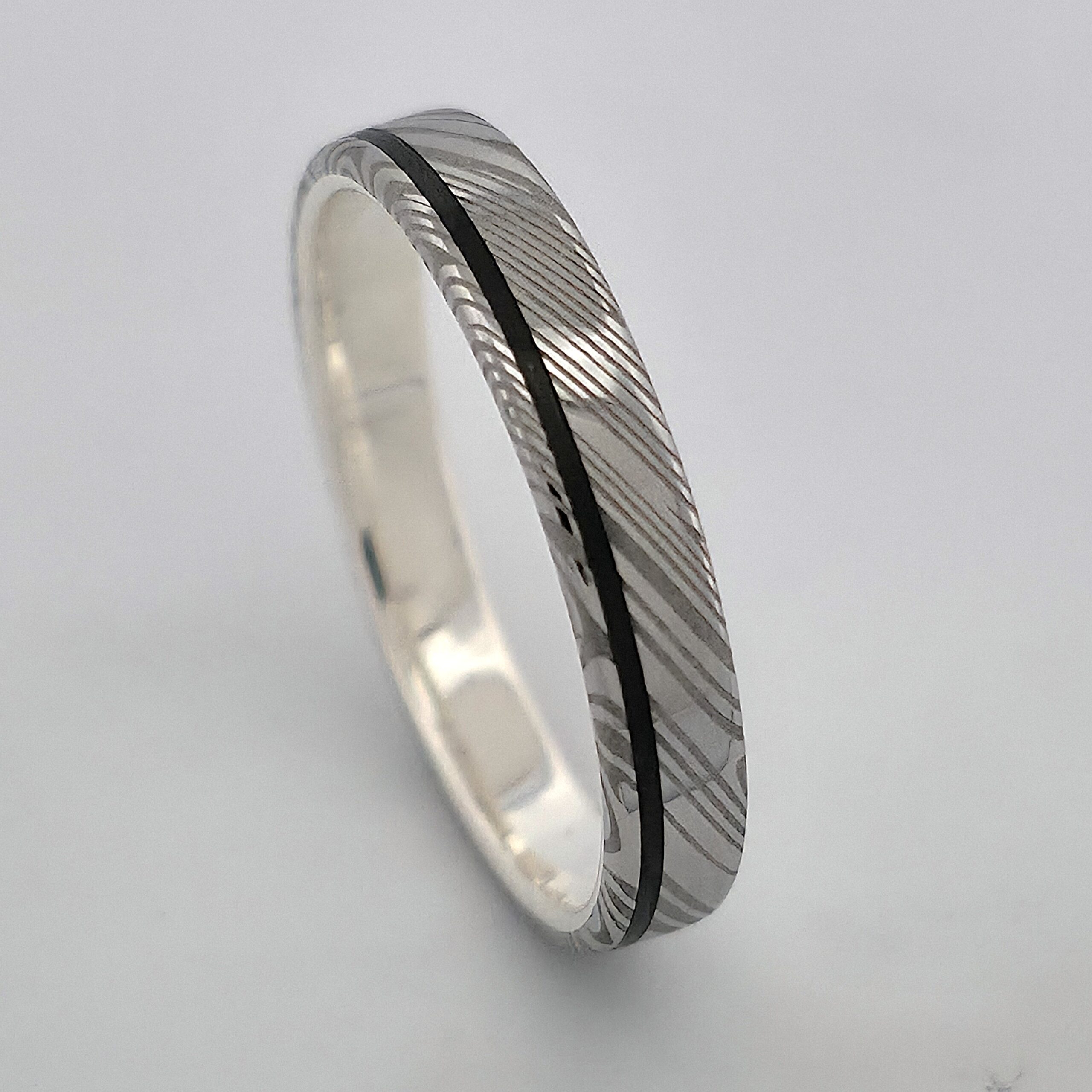 Alliance/ bague en acier de damas intérieur en argent et Fil en fibre de carbone 4 mm de large