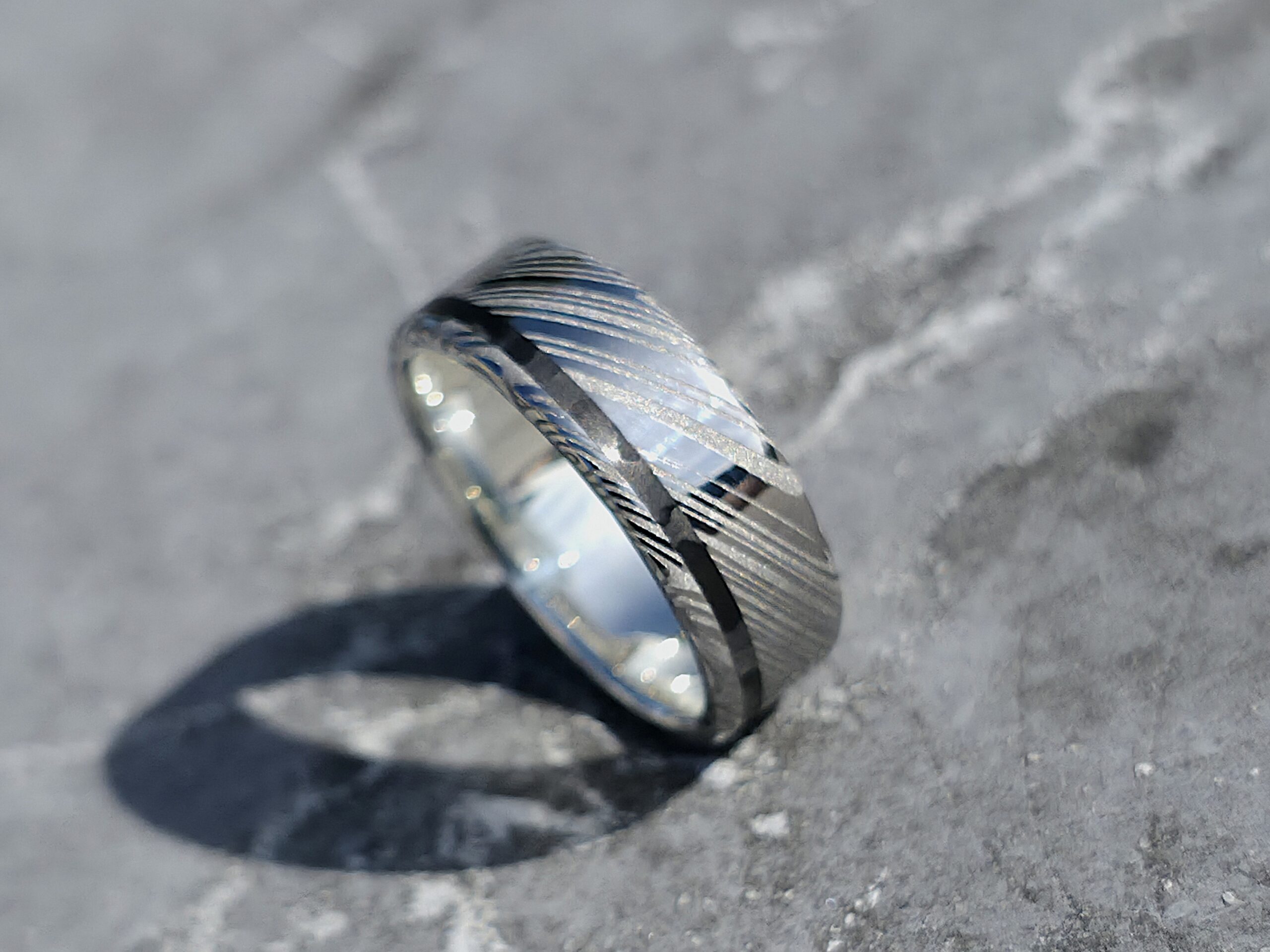 Alliance/ bague en acier de damas intérieur en argent et Fil en fibre de carbone 8 mm de large