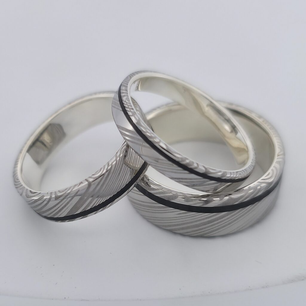 Alliance/ bague en acier de damas intérieur en argent et Fil en fibre de carbone