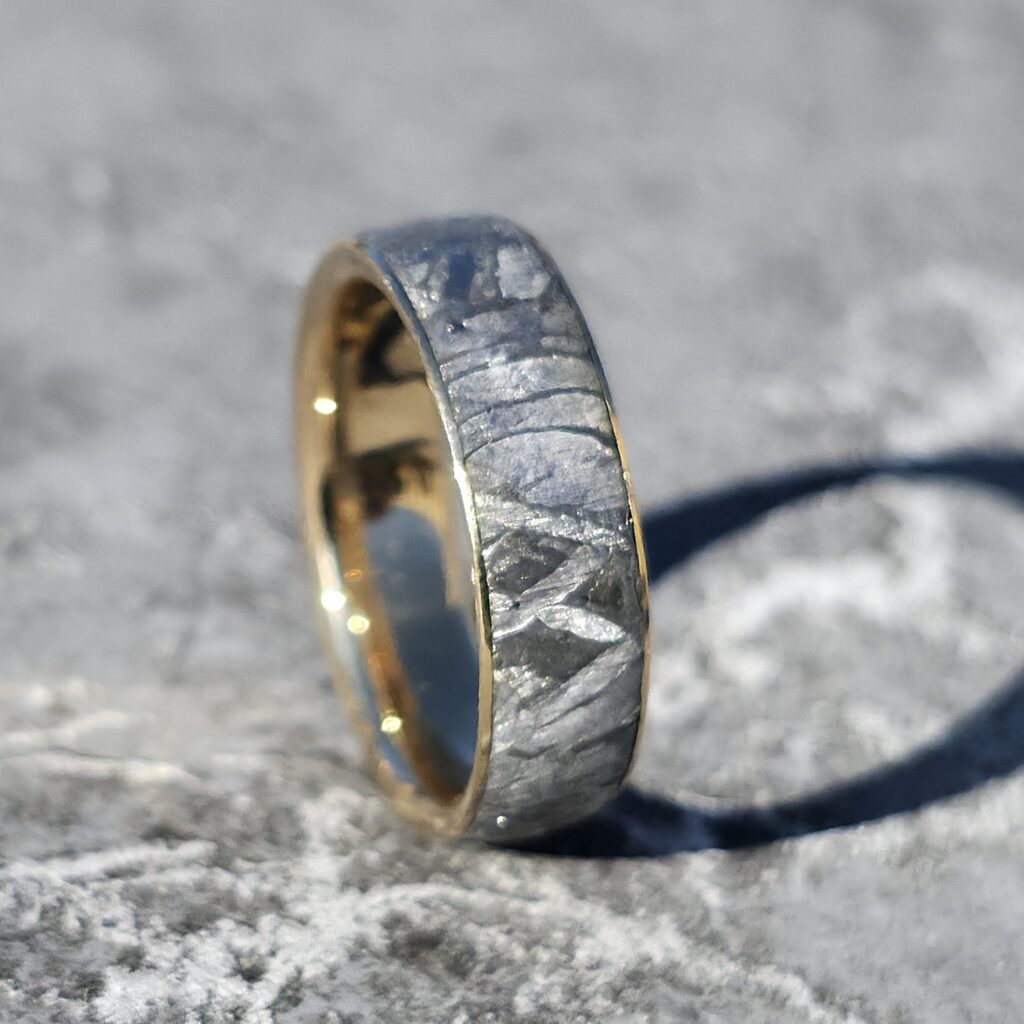 Bagues en Météorite, intérieur et bords en Or.