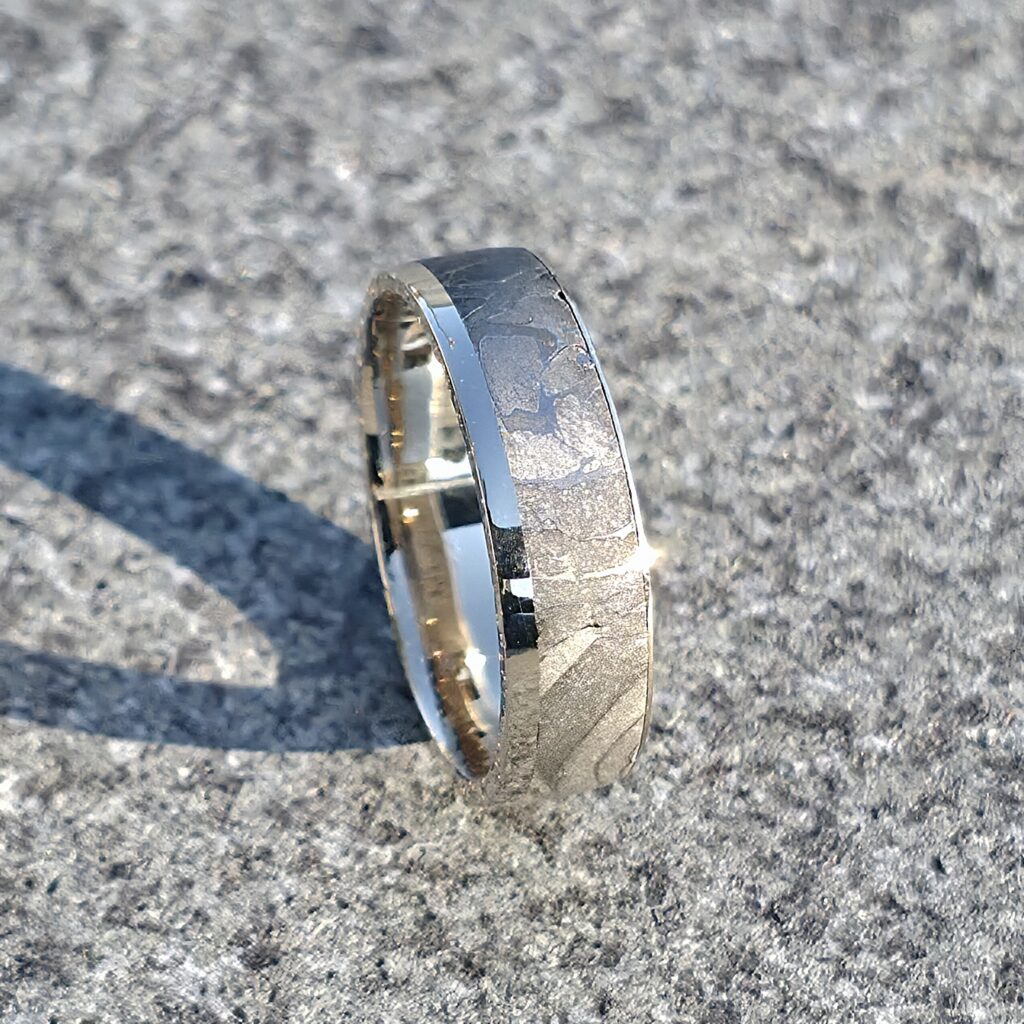 Alliance - Bague en météorite et Bord Large Or Gris