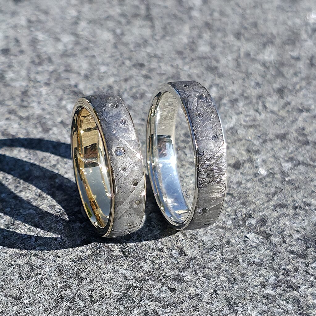Alliance-bague en météorite et diamant Alliance-bague en météorite et diamant